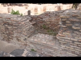 02615 ostia - regio ii - insula ix - aula del gruppo di marte e venere (ii,ix,3) - erhoehter raum - treppe nordseite - 09.2022.jpg